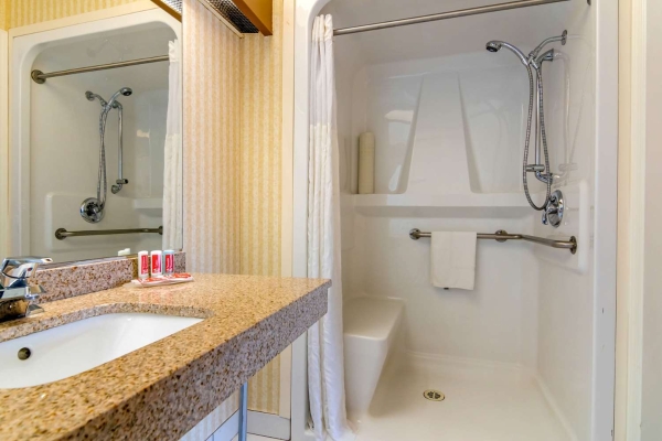 Econo Lodge Inn & Suites North Vancouver